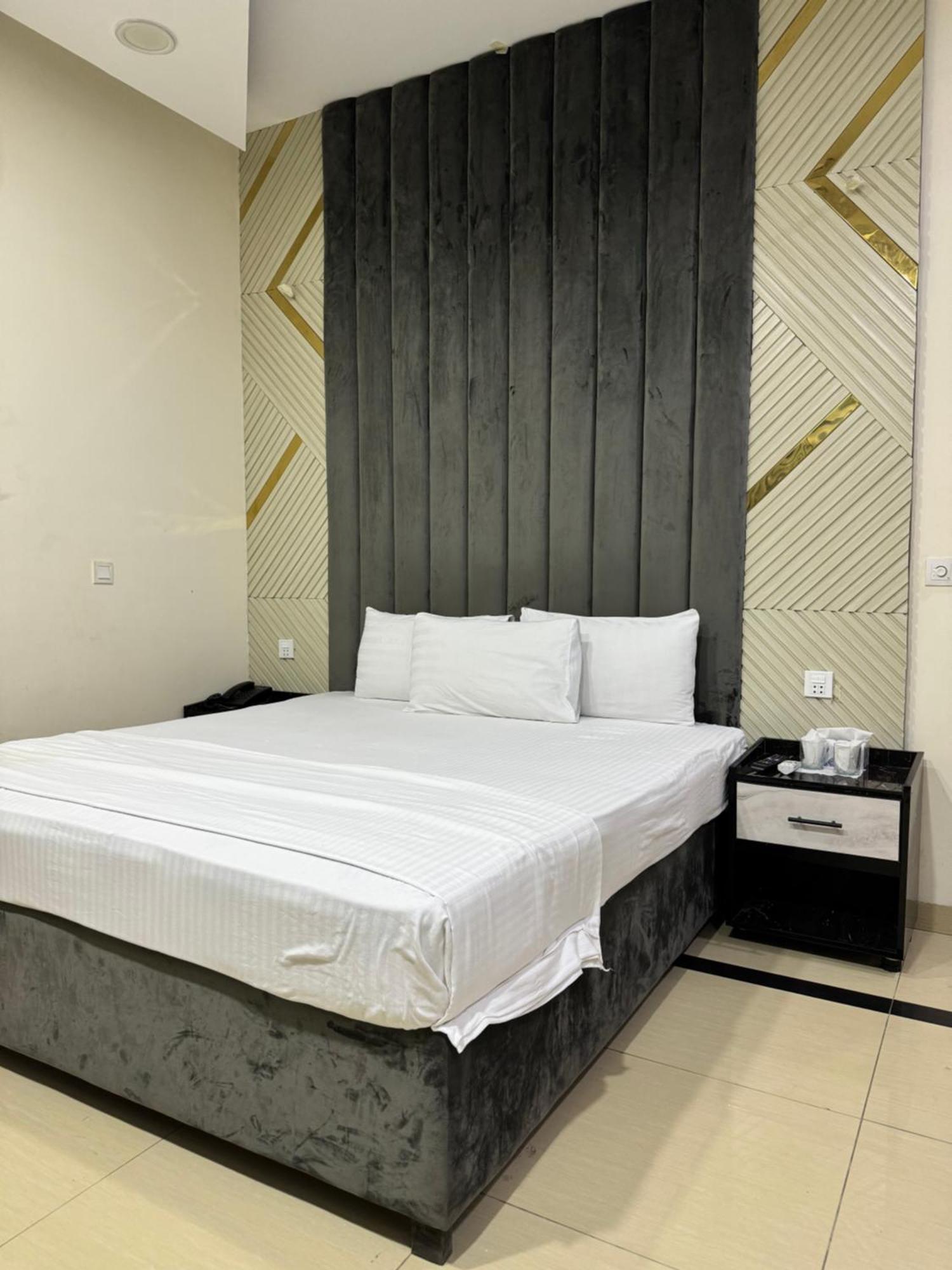 Rose Valet Guest House 이슬라마바드 외부 사진