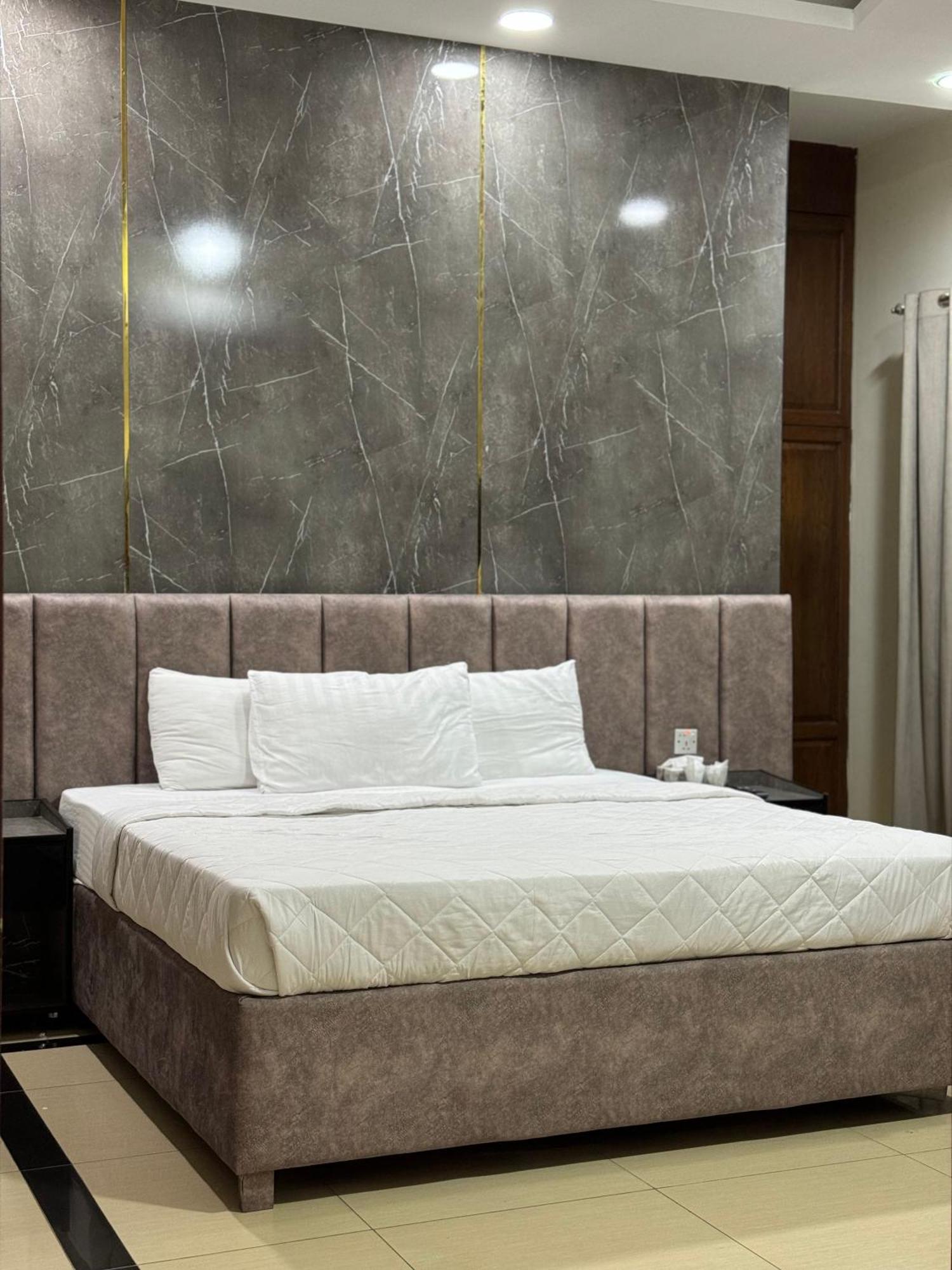 Rose Valet Guest House 이슬라마바드 외부 사진